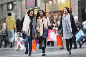 三个年轻女人在城里购物