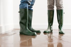 穿靴子的夫妇希望房主保险涵盖被淹房屋的水损失＂>
          </noscript>
         </div>
        </div>
       </div>
       <div class=