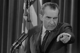 理查德·尼克松总统在新闻发布会上指着一名记者。