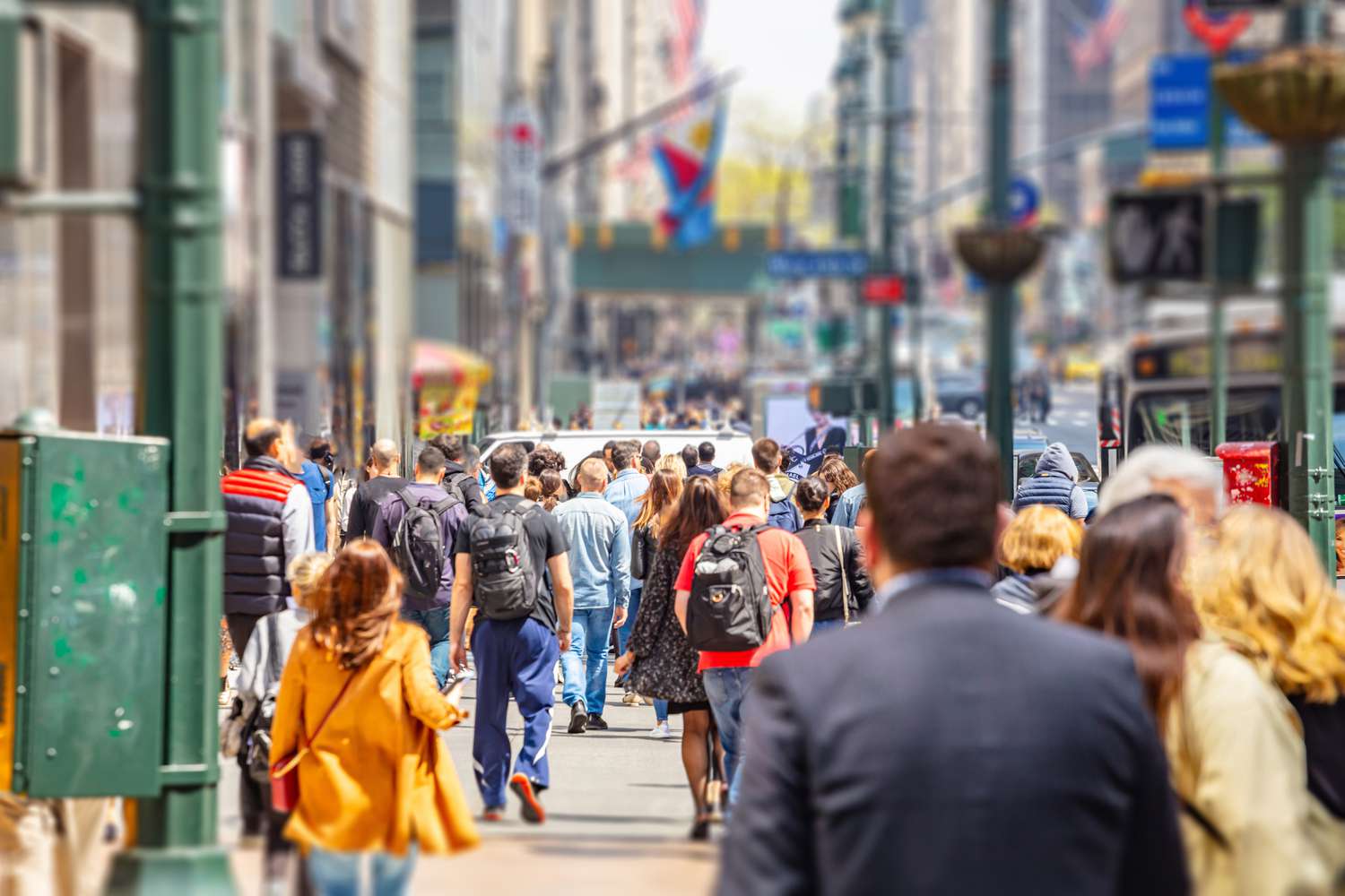 美国，纽约，曼哈顿的街道。摩天大楼和拥挤的街道，汽车和繁忙的人们在一个春天阳光明媚的日子里走在市中心＂class=