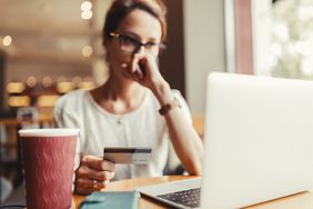 一名女子用笔记本电脑在线支付信用卡账单，但看起来很担心剩余的余额。＂>
          </noscript>
         </div>
        </div>
       </div>
       <div class=