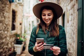 一位女士用旅行积分卡预订旅行。