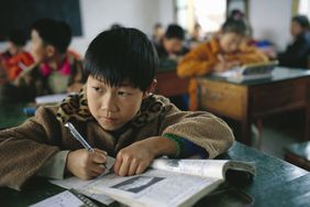 年轻的亚洲学生在学校的房间里”>
          </noscript>
         </div>
        </div>
       </div>
       <div class=