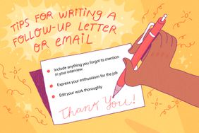 图为正在写感谢信的手。文字上写着:“写跟进信或邮件的技巧:包括你在面试中忘记提到的东西，表达你对工作的热情，彻底编辑你的作品。”