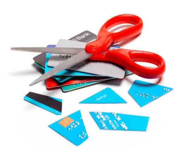 红柄剪刀放在被剪碎的信用卡上，以避免未来的债务＂>
           </noscript>
          </div>
         </div>
         <figcaption id=