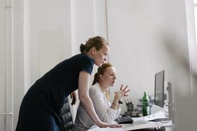 两个女人看电脑屏幕。”>
          </noscript>
         </div>
        </div>
       </div>
       <div class=