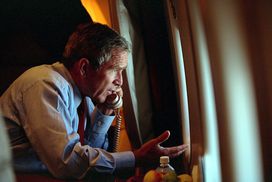 布什总统应对2001年经济衰退。