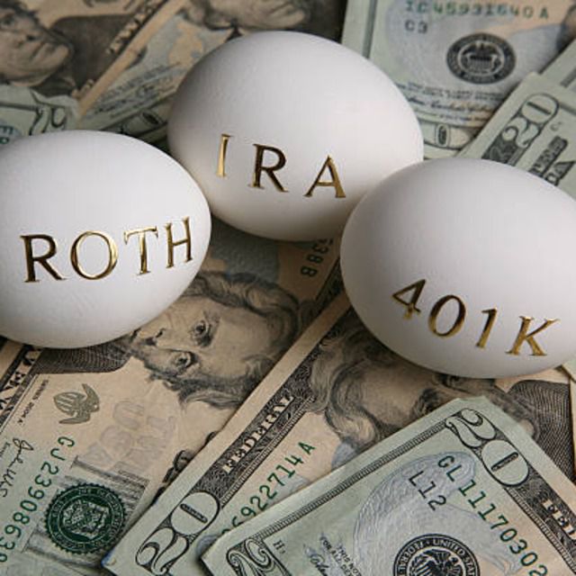 Roth, IRA和401K的“储蓄金”放在一张20美元的床上为退休做准备＂class=