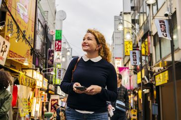 东京一名手持智能手机的女子