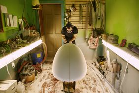 缅因州一家冲浪用品店，一名塑形工正在制作冲浪板