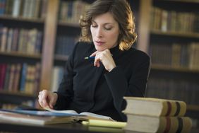 一个女人在图书馆学习”>
          </noscript>
         </div>
        </div>
       </div>
       <div class=