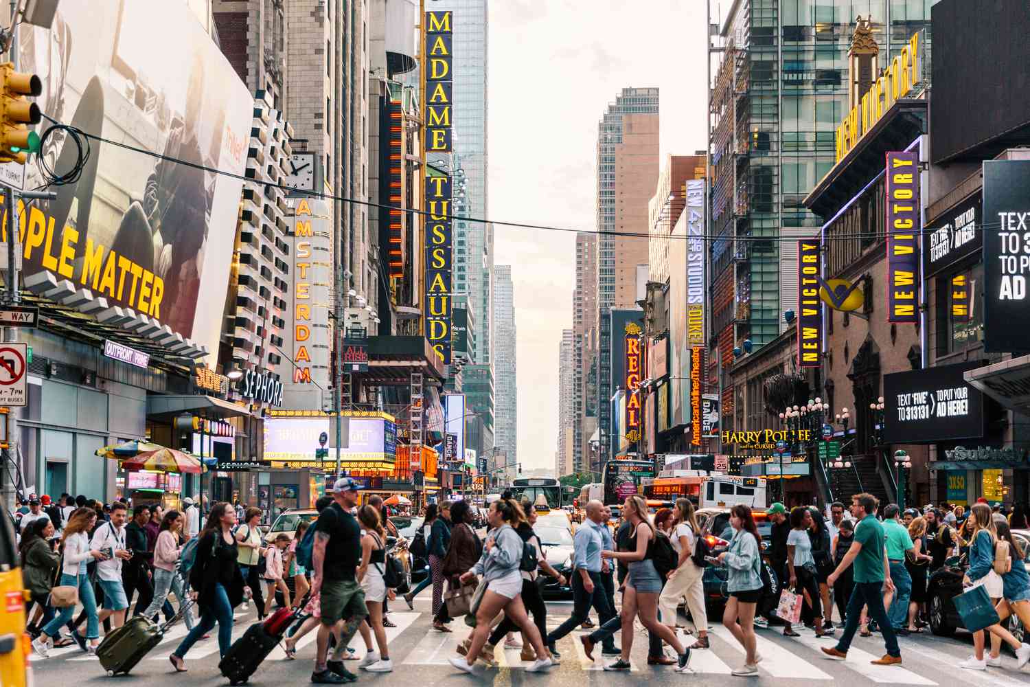 在纽约，一群人正在过马路。