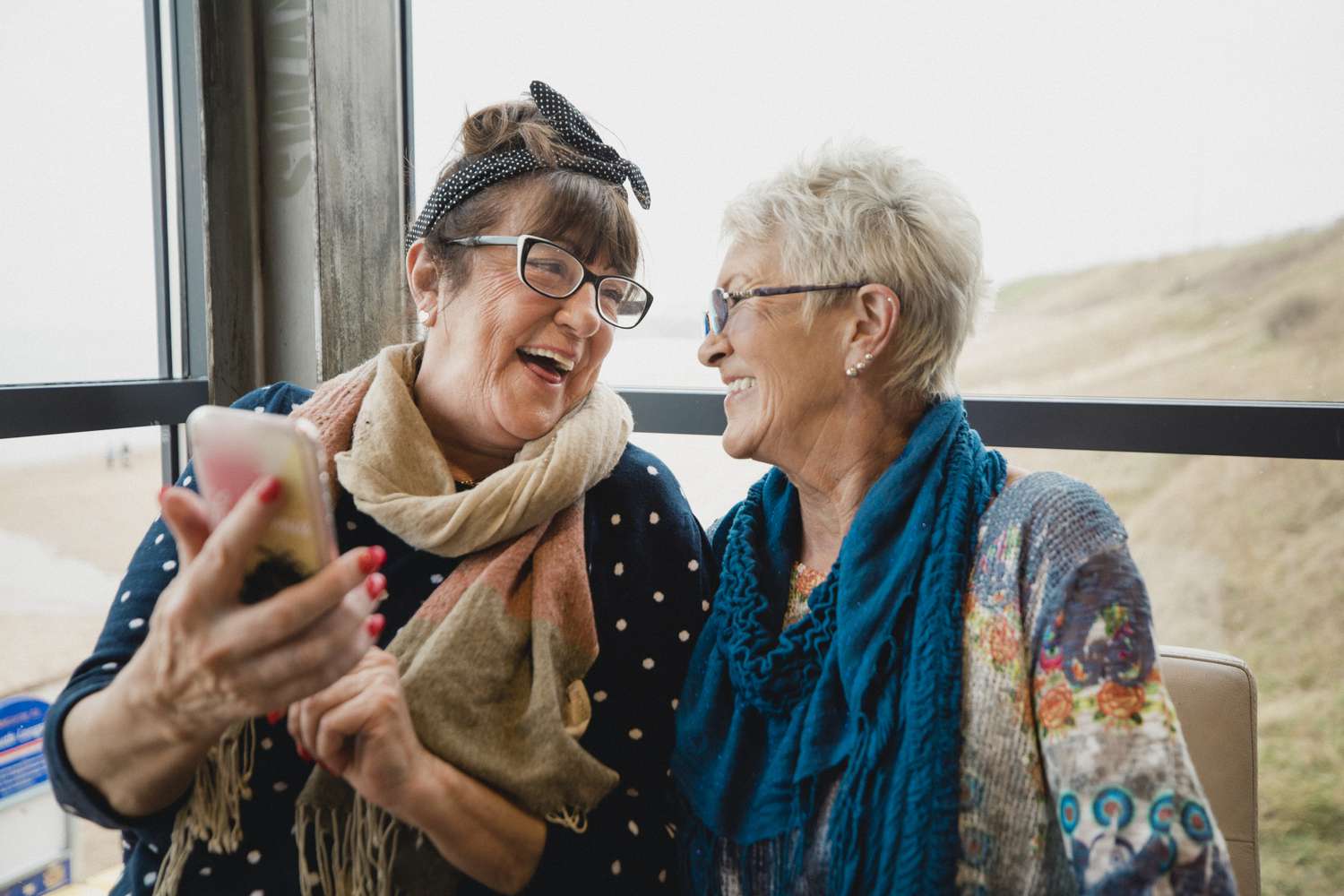 两个笑着的退休妇女在一起享受时光。