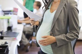 怀孕的女商人在办公室工作”>
          </noscript>
         </div>
        </div>
       </div>
       <div class=