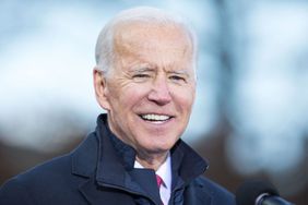 乔•拜登(Joe Biden)在户外在麦克风蓝色套装和大衣”>
          </noscript>
         </div>
        </div>
       </div>
       <div class=