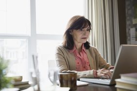 一个女人在笔记本电脑上写意向书