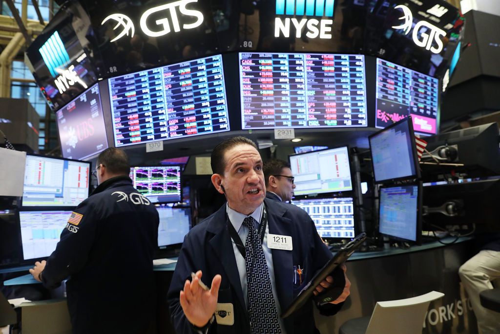 2018年2月6日，交易员在纽约证券交易所交易大厅工作。道琼斯工业平均指数继周一下跌超过1000点之后，在早盘交易中一度下跌超过500点。＂class=