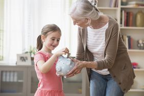 医疗保险和医疗补助计划奶奶和孩子一起存钱