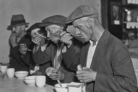 美国大萧条时期，人们在施粥处吃饭＂>
          </noscript>
         </div>
        </div>
       </div>
       <div class=