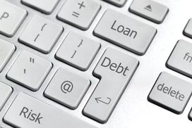 电脑键盘与债务,贷款和风险的钥匙”width=
