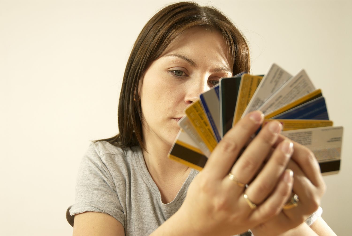 一个女人手里拿着多张信用卡