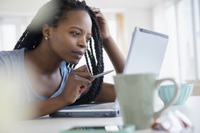 黑人妇女在家里使用笔记本电脑