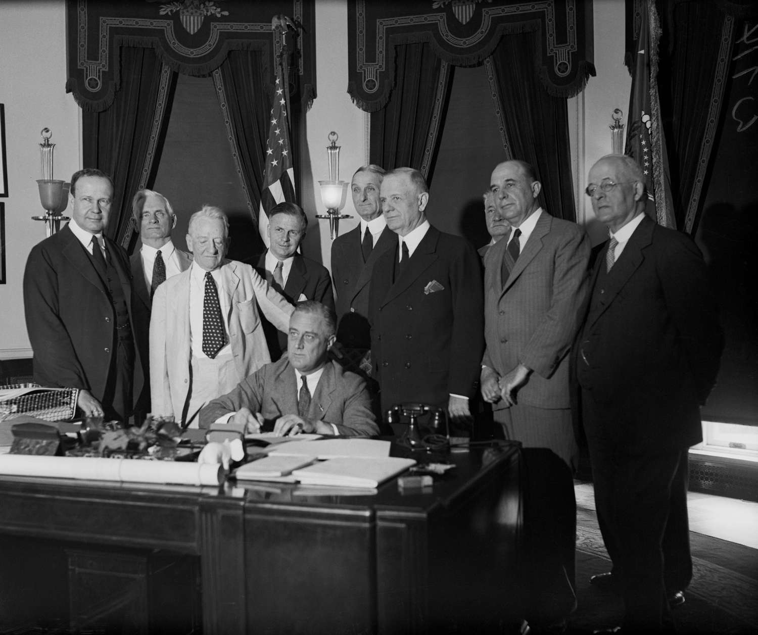罗斯福签署了格拉斯·斯蒂格尔法案＂class=