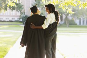穿着毕业礼服的母女在校园里拥抱在一起＂>
          </noscript>
         </div>
        </div>
       </div>
       <div class=