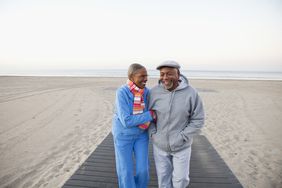 一对老年夫妇在海滩上挽臂散步，一起欢笑。＂>
          </noscript>
         </div>
        </div>
       </div>
       <div class=