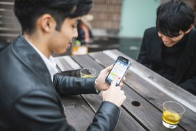 日本年轻人使用智能手机进行网上交易