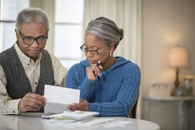 一对年长的非裔美国夫妇正在支付账单
