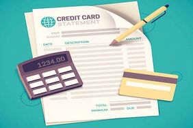 说明信用卡对账单，笔，计算器和信用卡，以确定是否应支付最低付款
