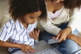 母亲和她的女儿为家庭购物使用一台笔记本电脑”>
            </noscript>
           </div>
          </div>
         </div>
         <div class=