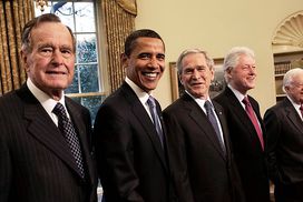 在椭圆形办公室，前总统乔治·布什。2009年1月7日，当选总统巴拉克·奥巴马、现任总统乔治·w·布什、前总统比尔·克林顿和吉米·卡特，华盛顿特区。”width=
