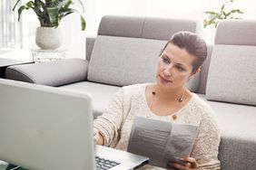 一名女子用笔记本电脑访问美国国税局网站，查看她的加付情况。