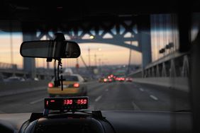 在纽约皇后区，一辆出租车在其他投保司机中穿过Queensboro大桥的仪表盘视图