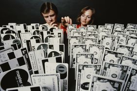 1979年，一男一女从一堆信用卡和美元钞票中挑选。