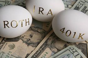 Roth, IRA和401K的“储蓄金”放在一张20美元的床上为退休做准备