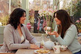 两个年轻女人边喝咖啡边聊天