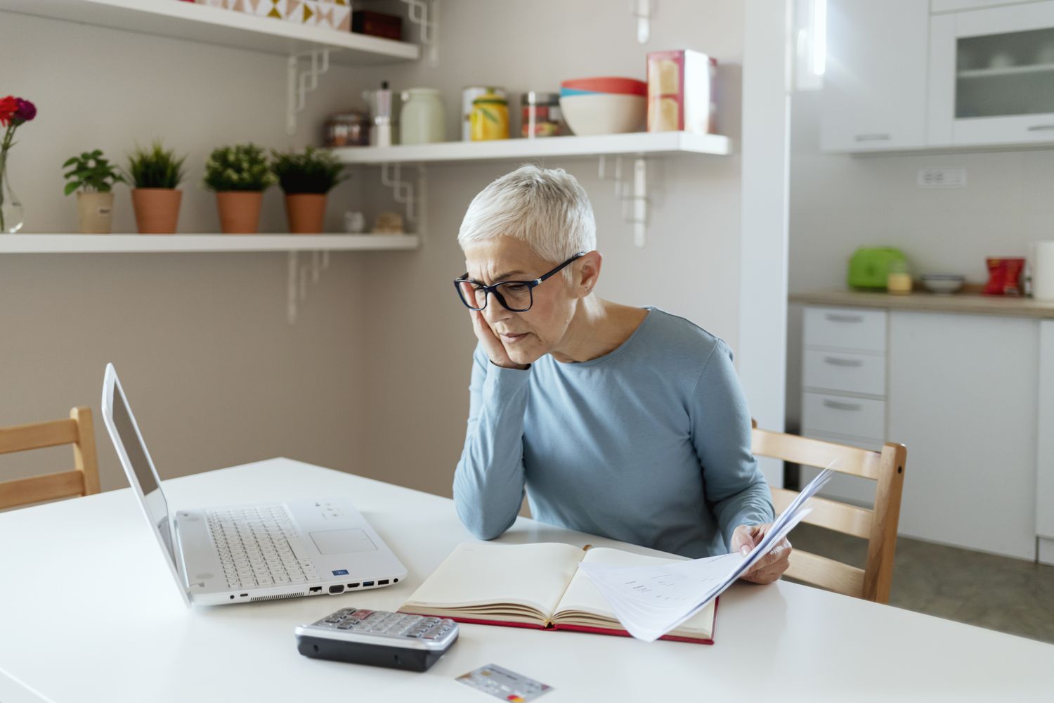 一位成熟的女士在笔记本电脑上查看她的退休账户。