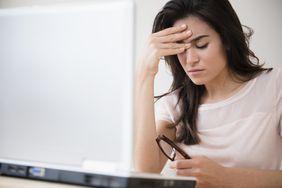 沮丧的女人在电脑上检查信用评分