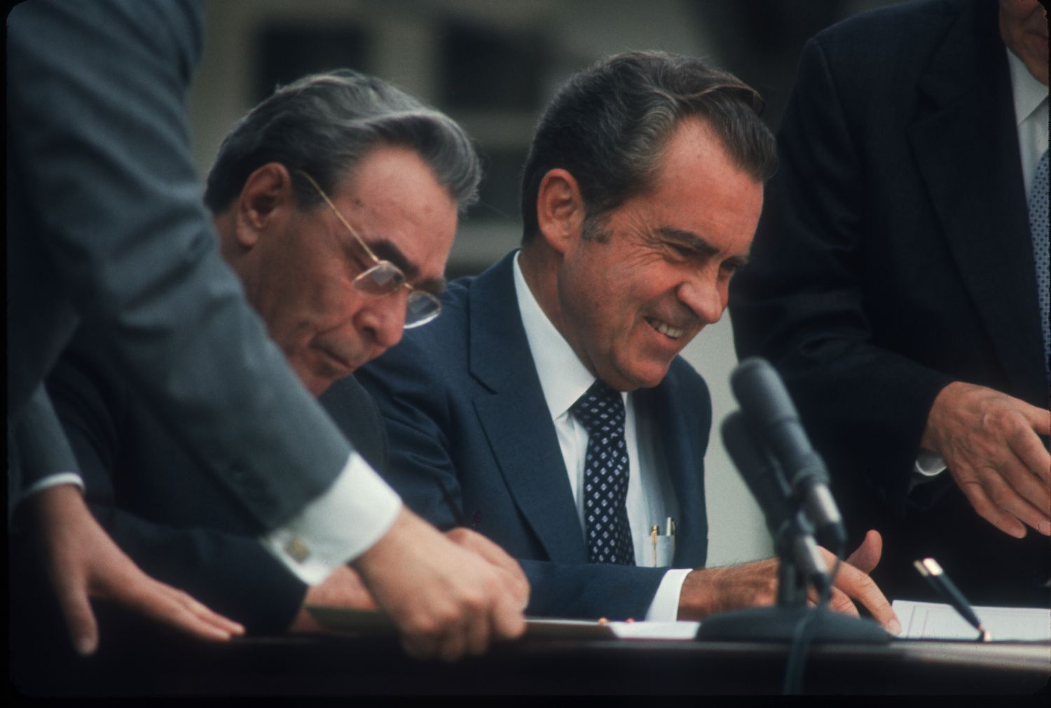 尼克松总统签署文件”>
           </noscript>
          </div>
         </div>
         <figcaption id=