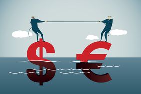 两个卡通的人用一根绳子把一个浮动的美元和欧元标志和跨大西洋贸易”>
          </noscript>
         </div>
        </div>
       </div>
       <div class=