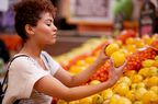 消费者购买食品杂货，比较水果