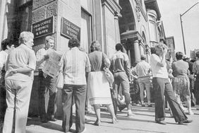 在巴尔的摩，存款人排队从一家陷入困境的储蓄贷款银行提款。