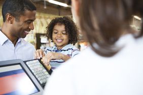 孩子在杂货店用父母的信用卡