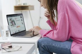 女子用虚拟信用卡在笔记本电脑上购物