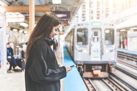 一名女子在芝加哥火车站查看智能手机