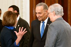 众议院议长南希·佩洛西(D-CA)，参议院少数党领袖查克·舒默(D-NY)和参议院多数党领袖米奇·麦康奈尔(R-KY)于2017年1月23日在华盛顿特区的白宫参加招待会。
