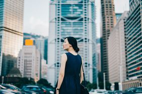 一个女人看着城市里的高楼大厦